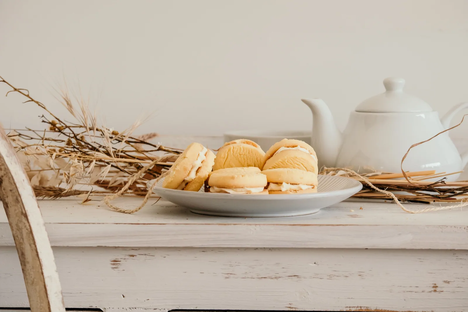 Housewarming Gift Etiquette: What to Bring and What to Send